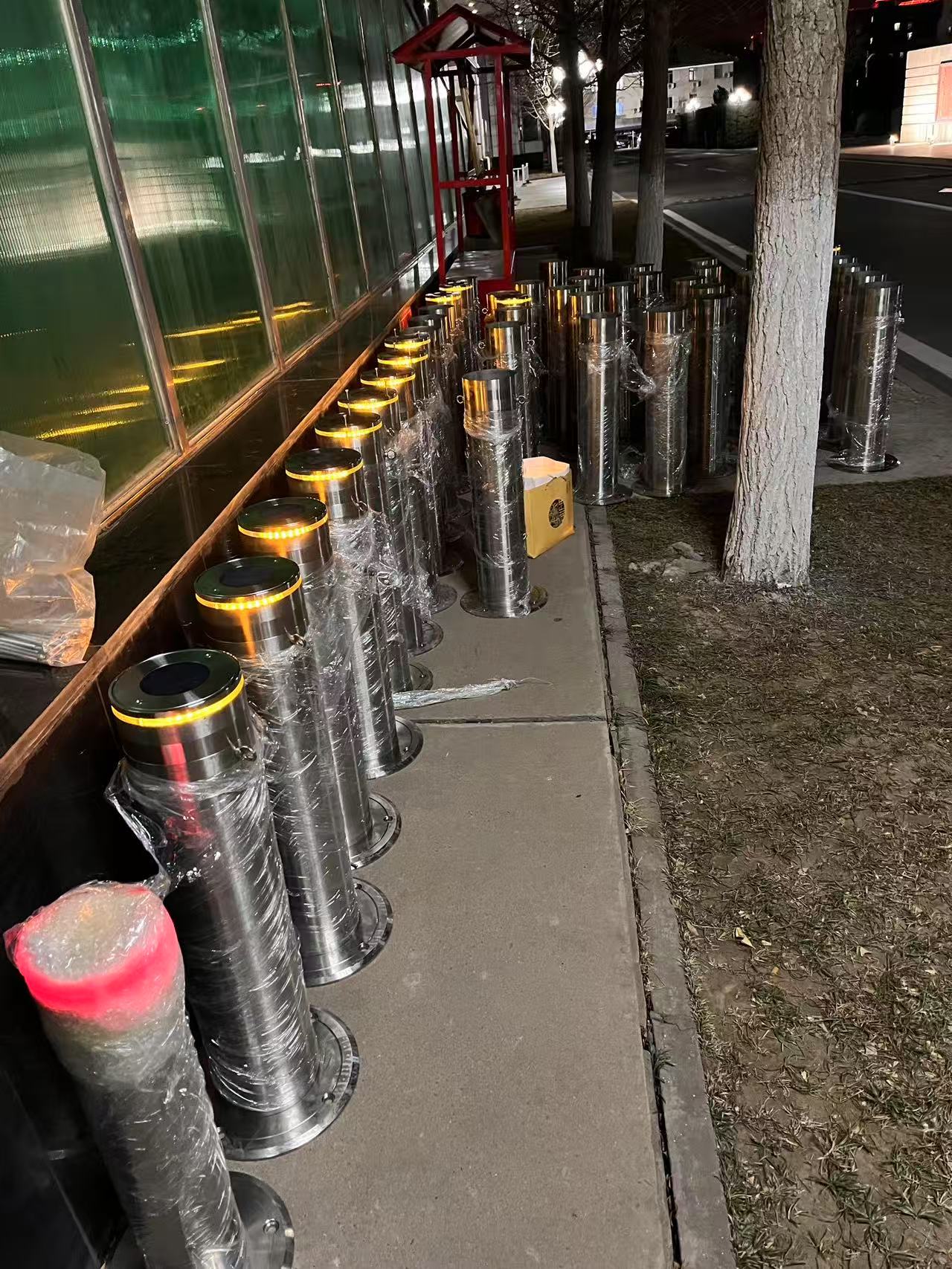 不锈钢太阳能灯光警示柱